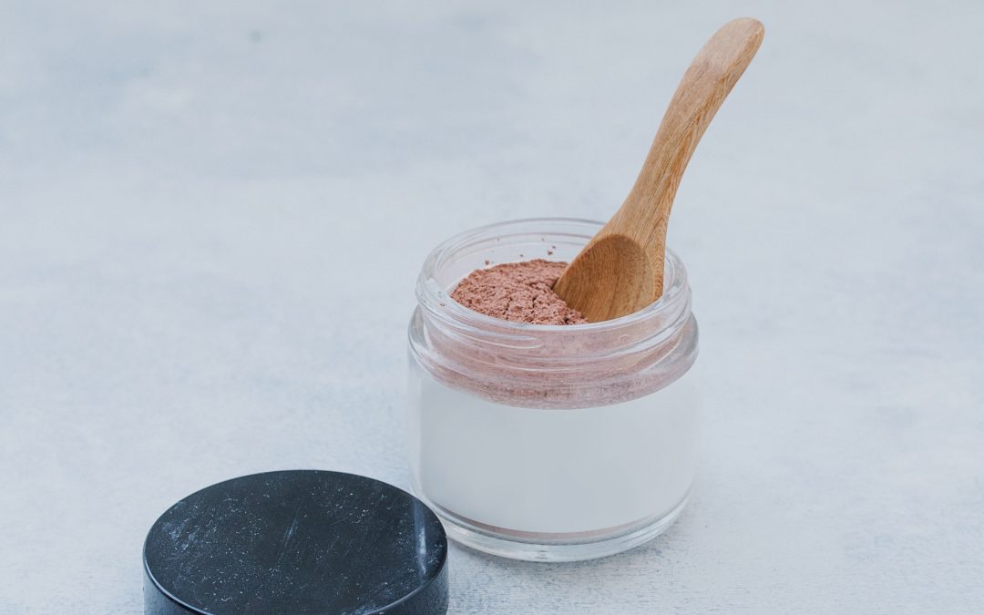 Adoptez l’élégance gothique, du maquillage aux fragrances.